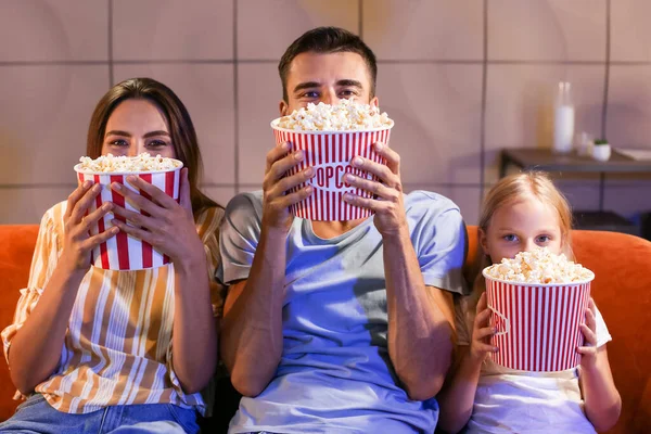 Young Family Popcorn Watching Movie Home Evening — Stockfoto