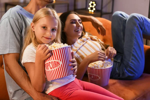Young Family Popcorn Watching Movie Home Evening — Stock Photo, Image