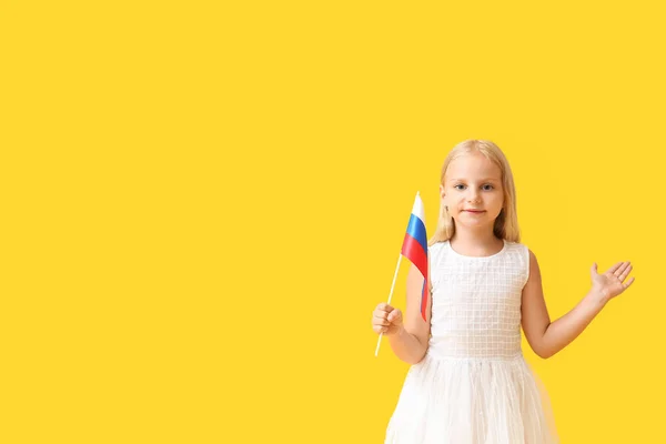 Schattig Klein Meisje Met Nationale Vlag Van Rusland Kleur Achtergrond — Stockfoto