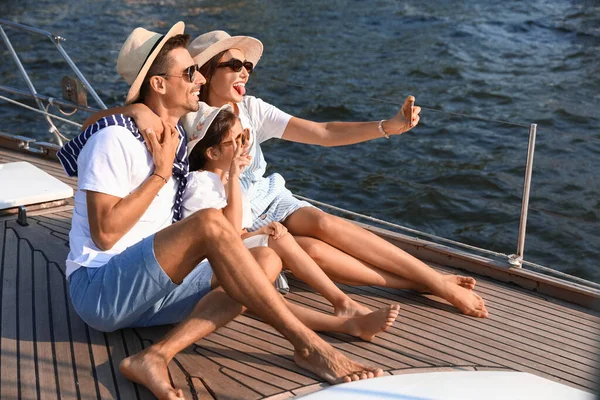 Happy Young Family Resting Yacht — 스톡 사진