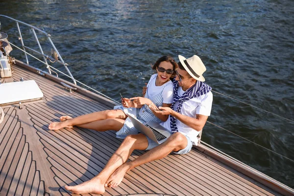 Happy Young Couple Resting Yacht — Stockfoto