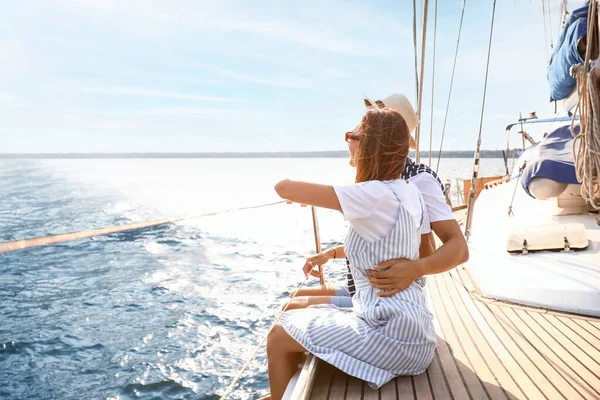 Happy Young Couple Resting Yacht — Stok fotoğraf