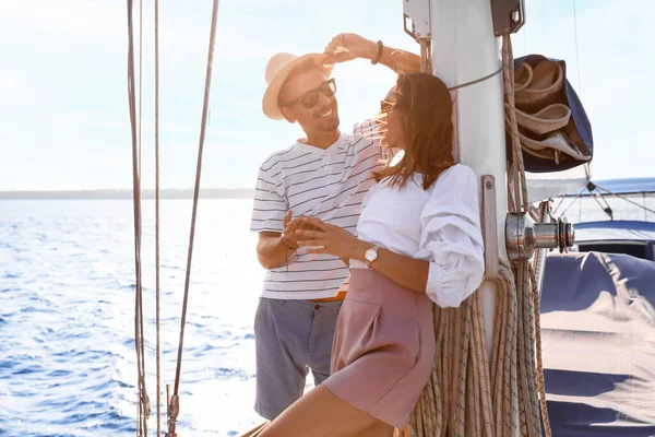 Glückliches Junges Paar Ruht Auf Jacht — Stockfoto
