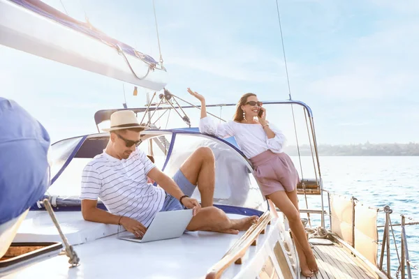 Happy Young Couple Resting Yacht — Stok fotoğraf