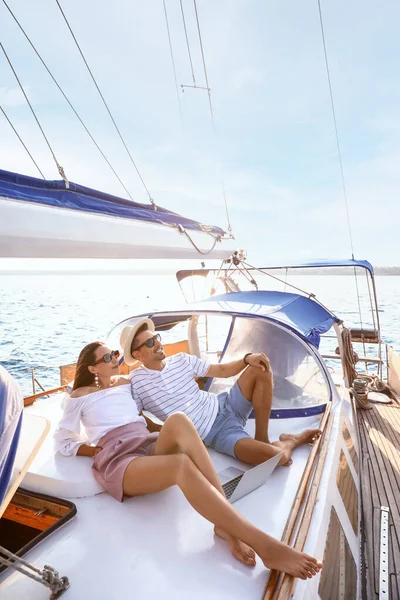 Happy Young Couple Resting Yacht — Stok fotoğraf