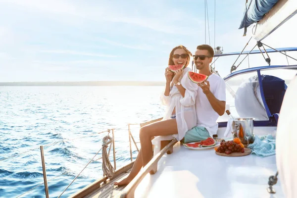 Happy Young Couple Resting Yacht — Stok fotoğraf