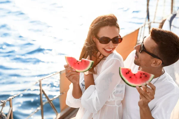 Mutlu genç çift yatta dinleniyor.