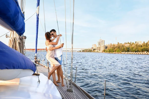 Mutlu genç çift yatta dinleniyor.