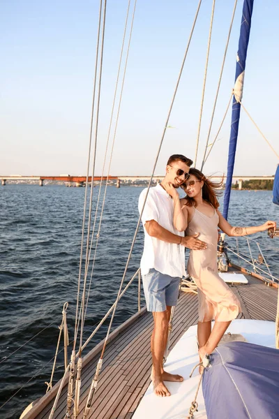 Mutlu genç çift yatta dinleniyor.