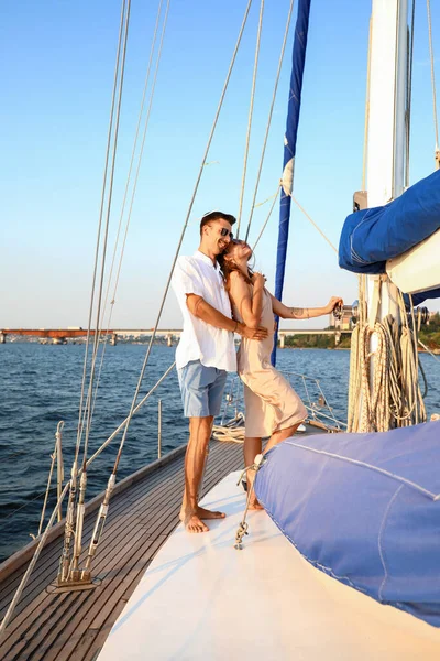 Mutlu genç çift yatta dinleniyor.