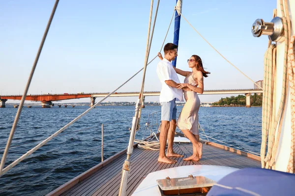 Mutlu genç çift yatta dinleniyor.