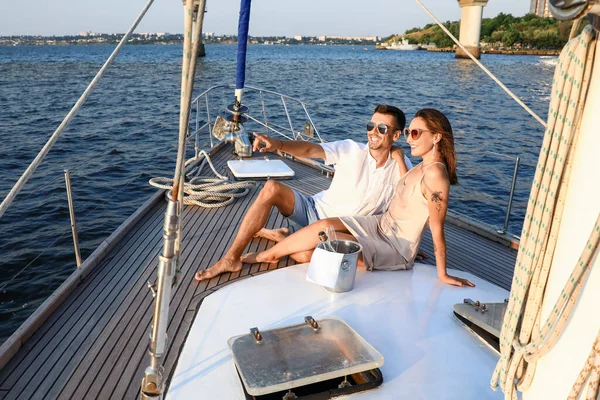 Mutlu genç çift yatta dinleniyor.