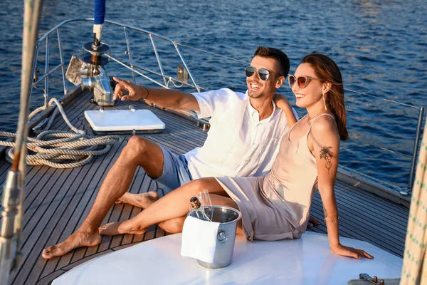 Happy Young Couple Resting Yacht — Stockfoto