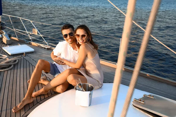 Happy Young Couple Resting Yacht — Stok fotoğraf