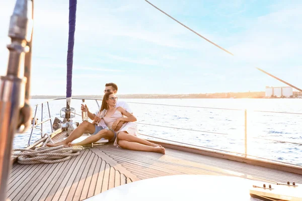 Mutlu genç çift yatta dinleniyor.