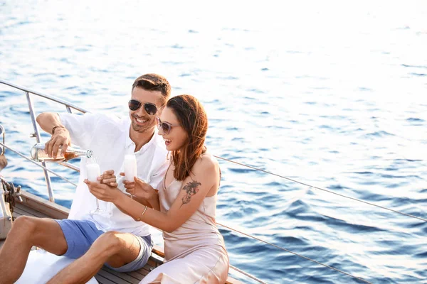 Mutlu genç çift yatta dinleniyor.