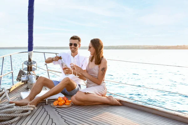 Mutlu genç çift yatta dinleniyor.