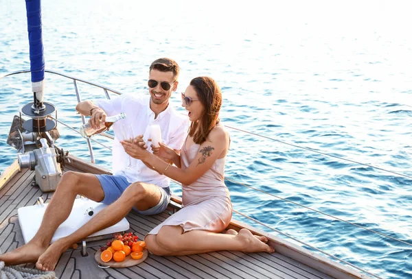 Mutlu genç çift yatta dinleniyor.