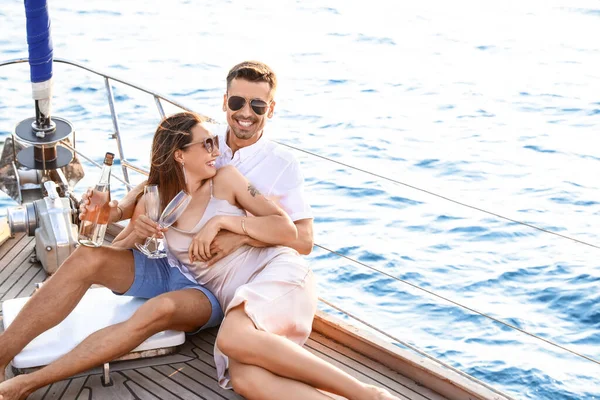 Mutlu genç çift yatta dinleniyor.