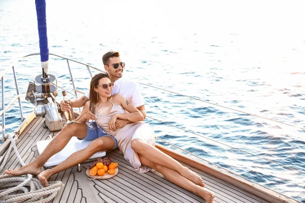 Happy Young Couple Resting Yacht — ストック写真