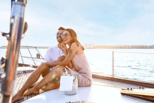 Mutlu genç çift yatta dinleniyor.