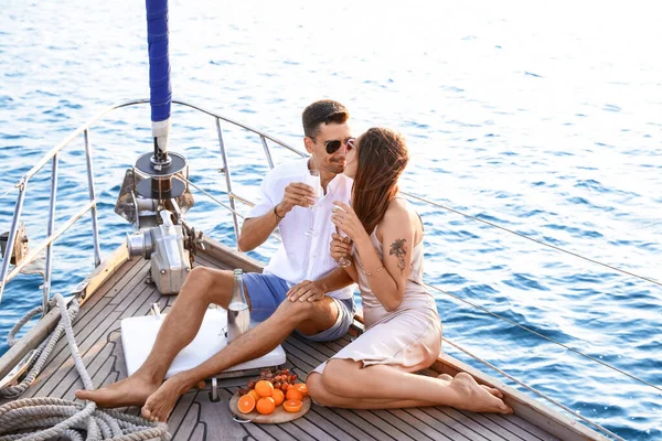 Mutlu genç çift yatta dinleniyor.