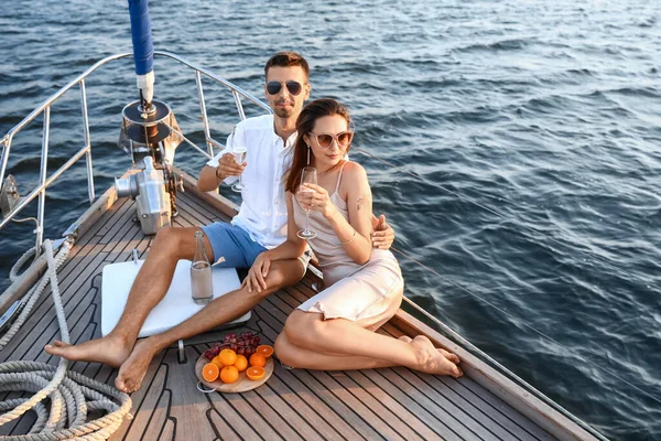 Happy Young Couple Resting Yacht — Stockfoto