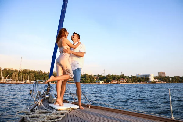 Mutlu genç çift yatta dinleniyor.