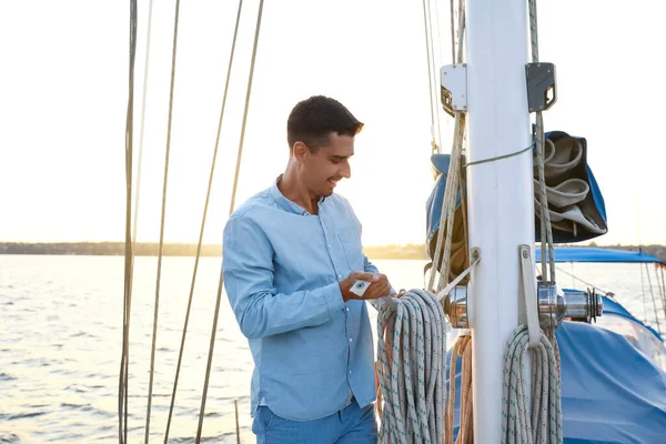 Young Man Adjusting Rigging His Yacht — Zdjęcie stockowe