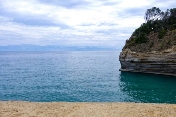 Resimli deniz ve kayalıkların güzel manzarası