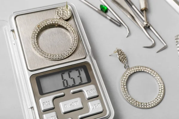 Jewelry Scales Earrings Tools Grey Background —  Fotos de Stock