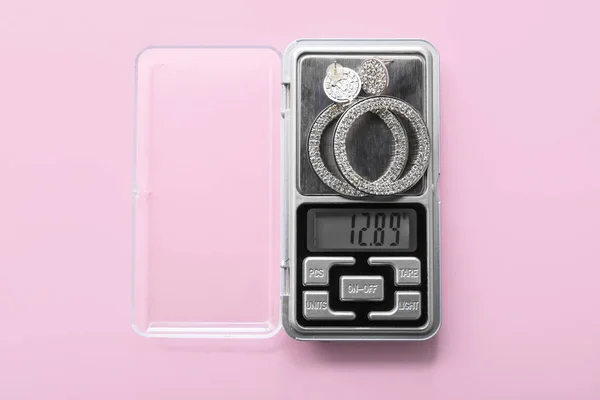 Ювелирные Весы Серьгами Розовом Фоне — стоковое фото