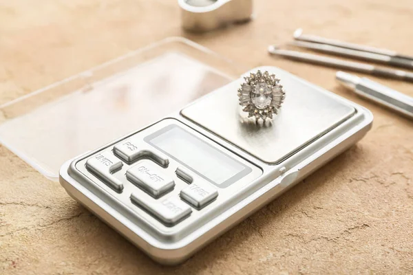 Bej arkaplanda yüzük bulunan mücevher pulları