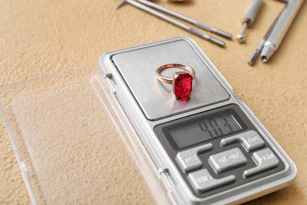 Bej arkaplanda yüzük bulunan mücevher pulları