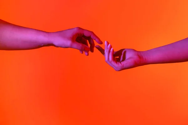 Mãos Femininas Afiadas Fundo Vermelho — Fotografia de Stock