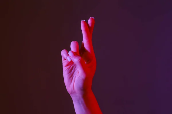 Woman Crossed Fingers Dark Color Background Closeup — Fotografia de Stock