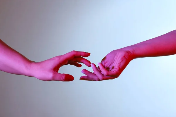 Σκυμμένα Γυναικεία Χέρια Γκρι Φόντο — Φωτογραφία Αρχείου