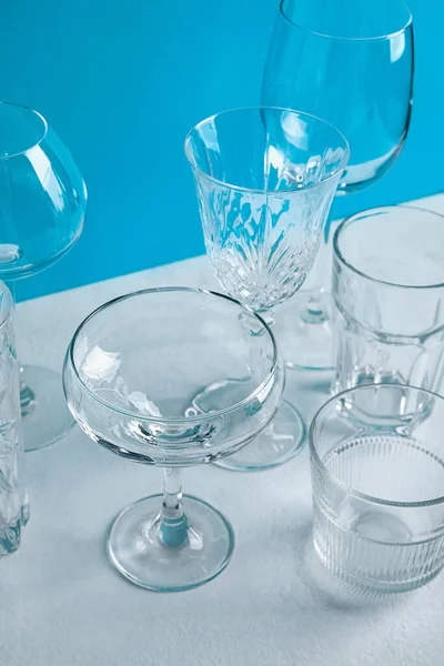 Masada farklı boş bardaklar