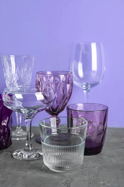 Masada farklı boş bardaklar