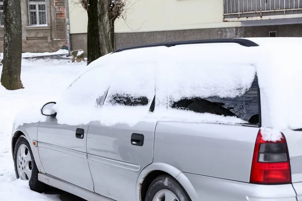 Samochód Pokryte Śniegiem Zimowe Wieczory — Zdjęcie stockowe