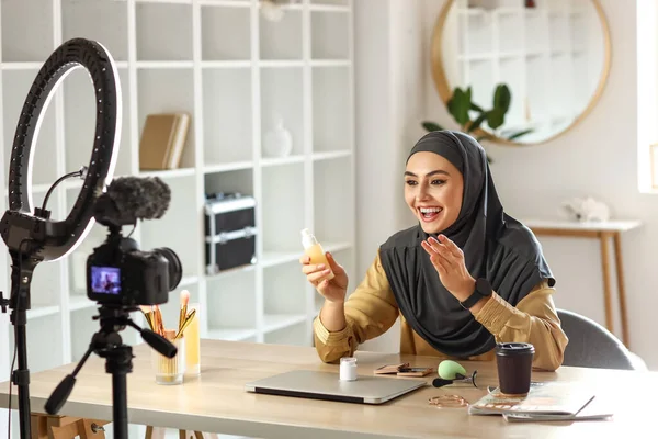 Blogger Musulmán Belleza Con Maquillaje Fundación Grabación Vídeo Casa —  Fotos de Stock