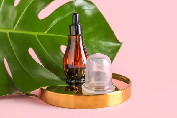 Tray Bottle Essential Oil Palm Leaf Vacuum Jar Cellulite Massage — Stock Photo, Image