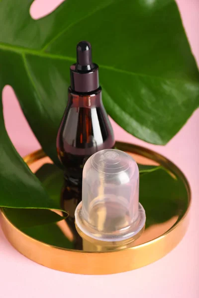 Tray Bottle Essential Oil Palm Leaf Vacuum Jar Cellulite Massage — Stock Photo, Image