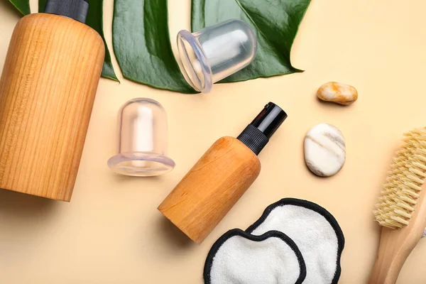 Arkaplanda anti-selülit masajı için vakum kavanozlarıyla banyo malzemeleri.