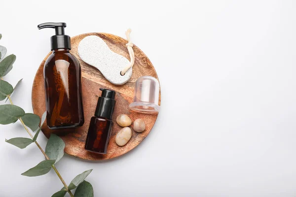 Houten Bord Met Flesjes Cosmetische Producten Puimsteen Vacuümpot Voor Cellulitis — Stockfoto