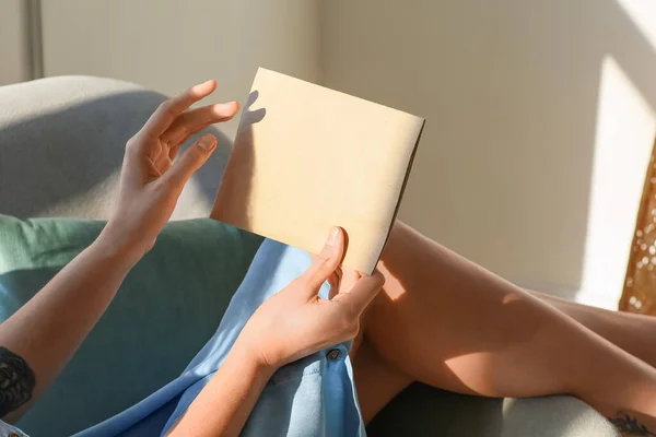 Mujer Joven Con Sobre Casa — Foto de Stock