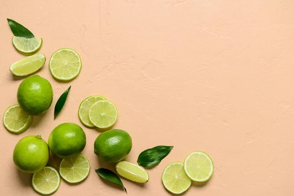 Composição Com Limas Inteiras Cortadas Fundo Cor — Fotografia de Stock