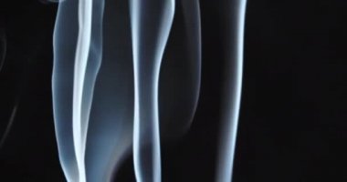 Koyu arkaplanda beyaz duman, yakın plan