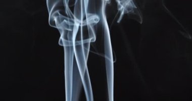 Siyah arkaplanda beyaz duman, yakın plan