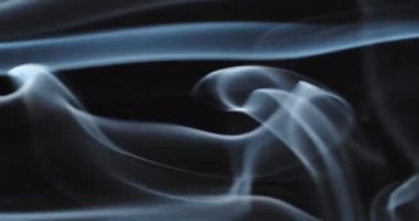 Siyah arkaplanda beyaz duman, yakın plan